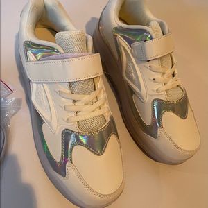 Ylllu Kids LED USB Charging Roller Skate Light -Up Shoes 888-White Sz. 7/41